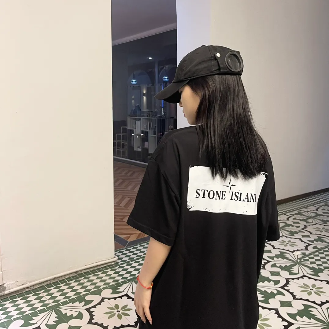 W612#P110💰 [Stone lsland/Stone Island summer new front and back printed short-sleeved T-shirt] ⚠️[Original creation, high control of details] Made of 260 grams of combed cotton, 32-count double yarn - Simple basic versatile style, original quality, the first choice for couples. - Made in a large factory, four needles and five threads on the shoulder, neat alignment, high quality workmanship. - Same style for men and women, very versatile, one piece for each hand, details are clearly visible. Color: black White Size: M L